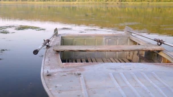 Barco Anclado Orilla Del Río — Vídeos de Stock