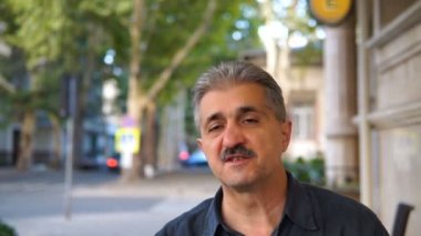 Kameraya konuşan yakışıklı adam