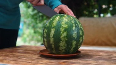 Kadın karpuz kesmek