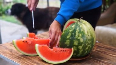 Kadın karpuz kesmek