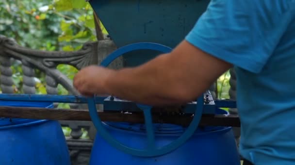 Vintner usando trituradora vintage manual en uvas — Vídeo de stock