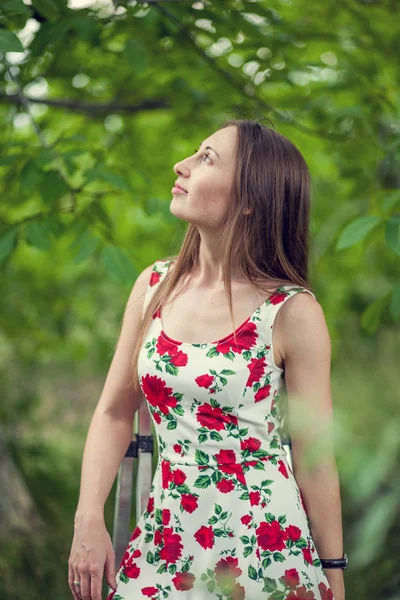 Hermosa Joven Vestido Verano Parque —  Fotos de Stock