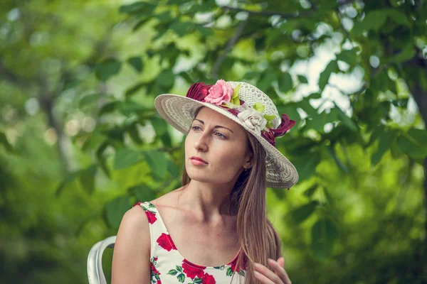 Retrato Uma Bela Mulher Elegante Vestido Branco Claro Chapéu Parque — Fotografia de Stock