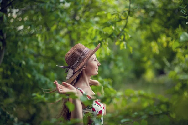 Retrato de una hermosa mujer elegante — Foto de Stock