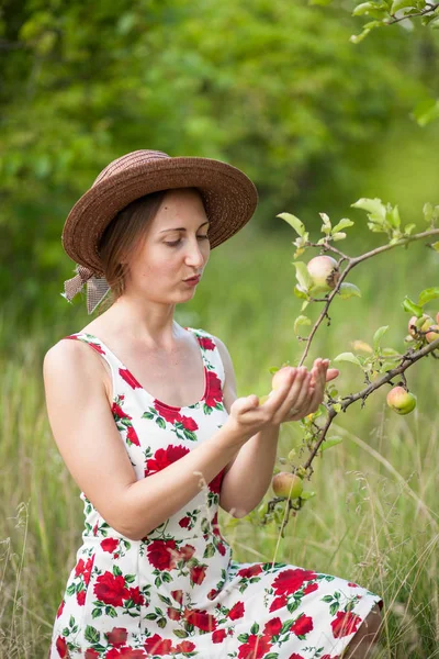 Красивая девушка стоит на яблоневом саду — стоковое фото