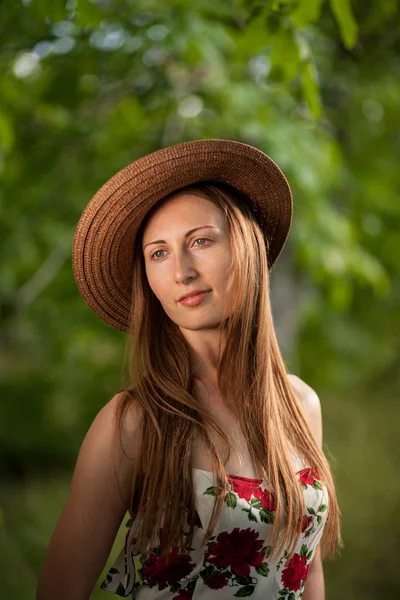 Retrato de una hermosa mujer elegante —  Fotos de Stock