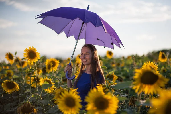 Mulher bonita com guarda-chuva azul — Fotografia de Stock