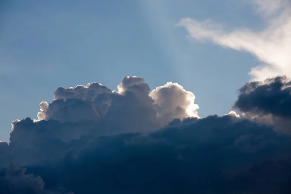 Cielo drammatico con nuvole — Foto Stock