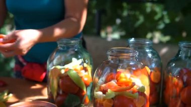 kadın koruma, sebze konserveleri hazırlanması için kavanoz domates koyar