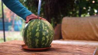 Kadın karpuz ahşap bir masaya kesilmiş..