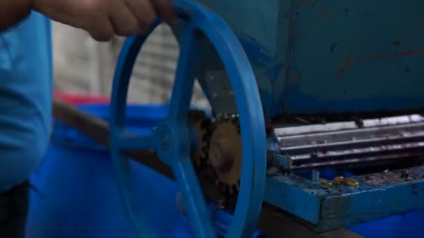 Vintner à l'aide de broyeur vintage manuel sur les raisins, vin artisanal traditionnel .