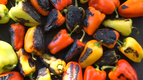 Kömürlerin Üzerinde Izgarada Pişirme Kırmızı Sarı Tatlı Biber — Stok video