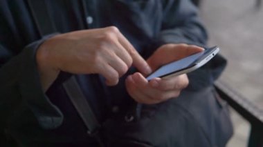 Closeup kullanılan beyaz bir akıllı telefon
