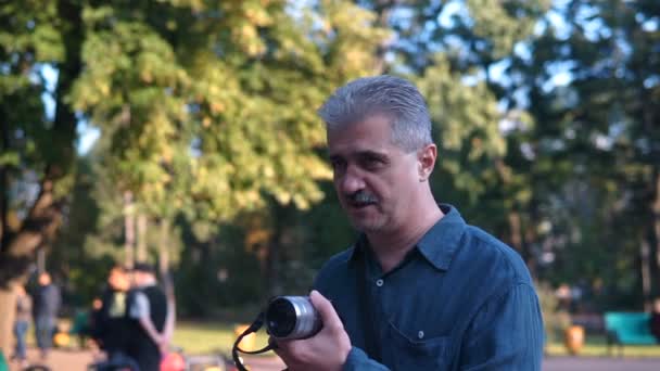 Fotograaf Man Nemen Foto Mirrorless Camera Buitenshuis Steadicam Schieten — Stockvideo