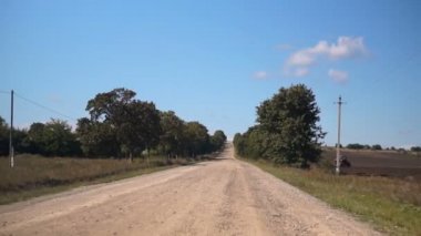 noktası görünümü, gün kırlarda, toprak yol sürüş.