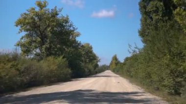 noktası görünümü, gün kırlarda, toprak yol sürüş.