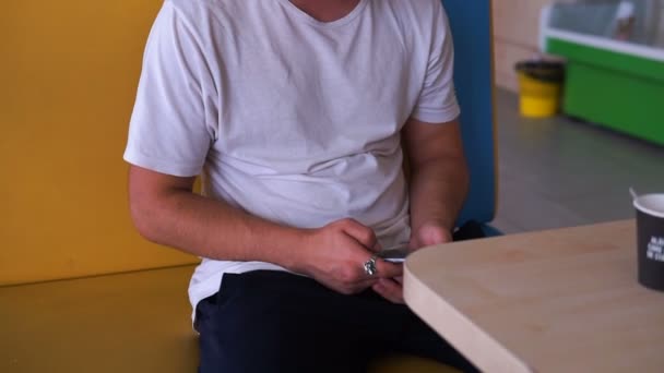 Portrait Beau Jeune Homme Utiliser Téléphone Assis Dans Café Gros — Video