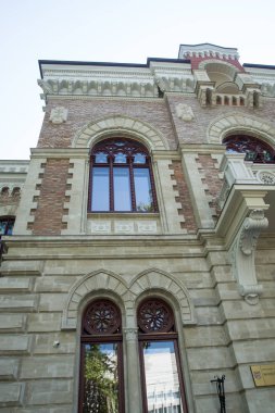 Bir binanın ön cephesi