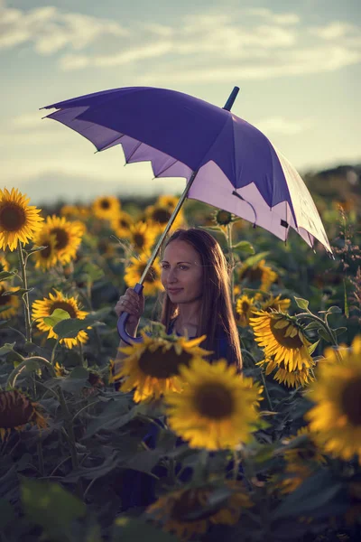 Mulher bonita com guarda-chuva azul — Fotografia de Stock