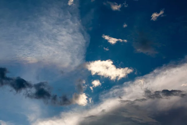 Cielo drammatico con nuvole — Foto Stock