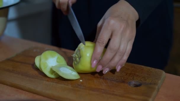 Jovem Mulher Cortando Doce Pimenta Vermelha Amarela Uma Tábua Corte — Vídeo de Stock