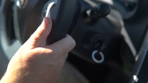 Αρσενικό τα χέρια στο τιμόνι. κοντινό πλάνο. — Αρχείο Βίντεο