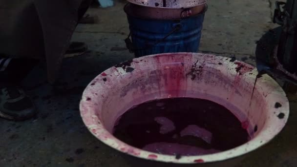 Agricultor Que Trabalha Fermentação Vinho Caseiro Despeje Vinho Balde República — Vídeo de Stock