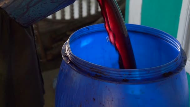 从事自制葡萄酒发酵的农民 把酒倒进水桶里 摩尔多瓦共和国 — 图库视频影像