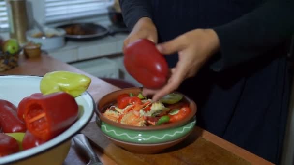 Mujer Joven Rebanando Pimiento Rojo Amarillo Dulce Una Tabla Cortar — Vídeo de stock