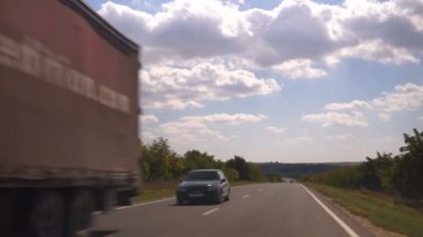 Karayolu boyunca arabayı. Tarım alanları ve sürüş araba arasındaki asfalt yol. Önden görünüm.