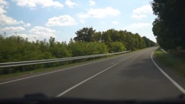 Karayolu boyunca arabayı. Tarım alanları ve sürüş araba arasındaki asfalt yol. Önden görünüm.