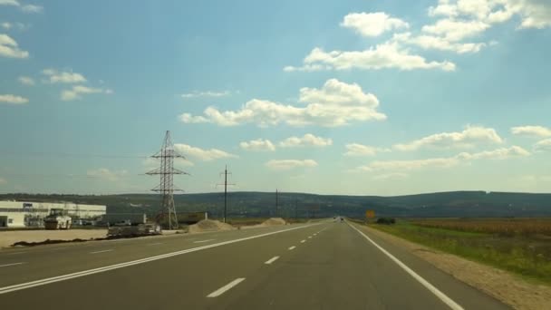 Auto Rijdt Langs Snelweg Asfaltweg Tussen Landbouwgronden Drijvende Auto Vooraanzicht — Stockvideo