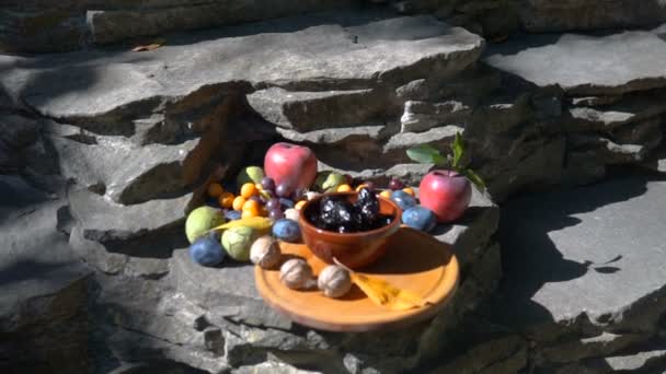 Herfst Stilleven Met Pruimen Walnoten Natuur — Stockvideo