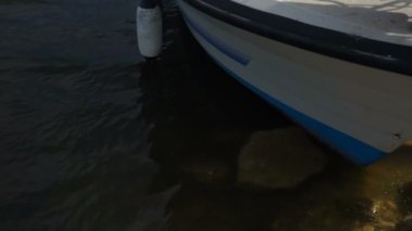 Nehrin kıyısı demirlemiş balıkçı teknesi
