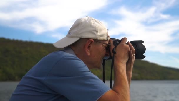 摄影师旅行和拍照 设备专业摄影师 — 图库视频影像