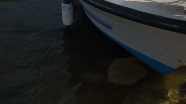 Barco Pesquero Anclado Orilla Del Río — Vídeo de stock