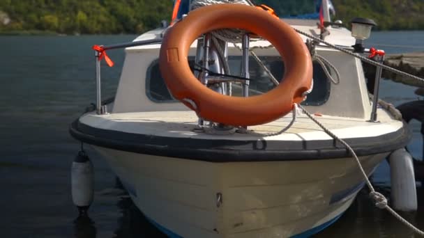 Barco Pesquero Anclado Orilla Del Río — Vídeos de Stock