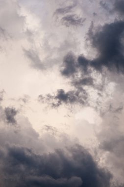 Fırtınalı bulutlu dramatik gökyüzü