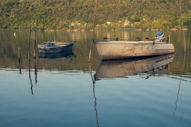 Balıkçı teknesi Nehri'nin yakınında demirli.