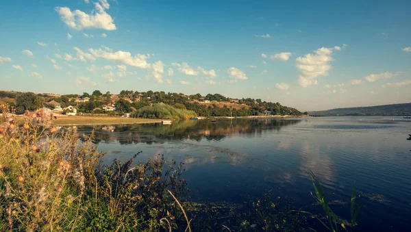 Letní Krajina Řekou Modrá Obloha Odrazy — Stock fotografie