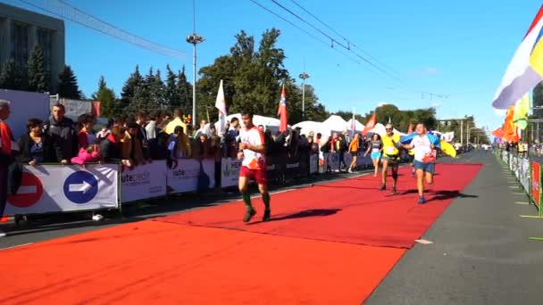 Kishinev Moldávia Setembro 2018 Maratona Cidade Desenhos Esportivos Para Executar — Vídeo de Stock