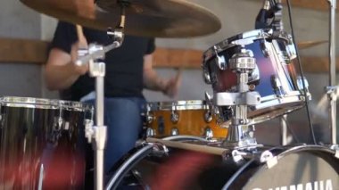 Drumer eylem, davul seti üzerinde oynarken davulcu