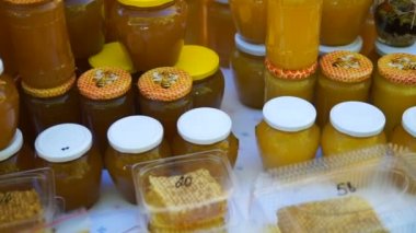 Yerel hiver Pazar günü Satılık sağlıklı doğal bal ile dolu kavanoz ile.