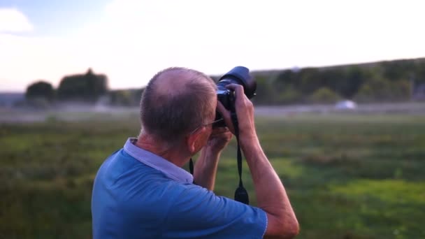 Fotógrafo Viaja Toma Fotos Fotógrafo Profesional — Vídeo de stock