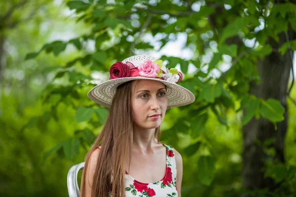 Porträtt Vacker Elegant Kvinna Ljus Vit Klänning Och Hatt Står — Stockfoto