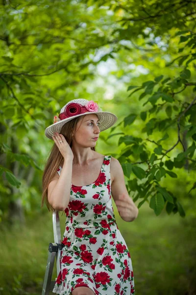 Porträtt Vacker Elegant Kvinna Ljus Vit Klänning Och Hatt Står — Stockfoto