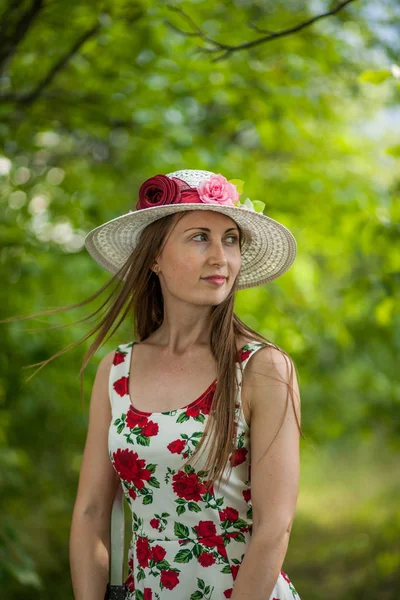 Porträtt Vacker Elegant Kvinna Ljus Vit Klänning Och Hatt Står — Stockfoto