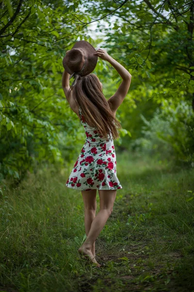 Όμορφη Νεαρή Γυναίκα Άλμα Στο Καταπράσινο Πάρκο Μετά Από Καπέλο — Φωτογραφία Αρχείου