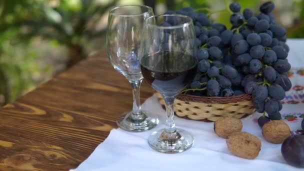 Bodegón Con Cesta Con Uvas Copa Vino Frutas Otoño Steadicam — Vídeo de stock