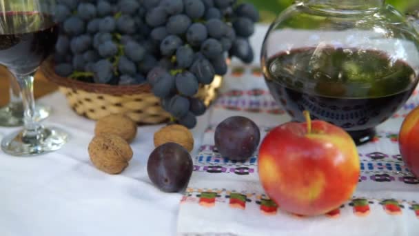 Stilleben Med Korg Med Druvor Och Glas Vin Höstens Frukter — Stockvideo